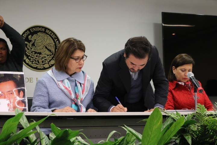 Entrega de firmas en el Senado de la República