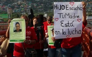 Fotografía: hijo escucha tu madre está en la lucha
